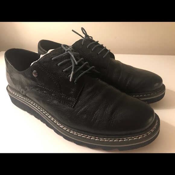 NWT. Stylish crumpled leather women derby shoes - Picture 3 of 12